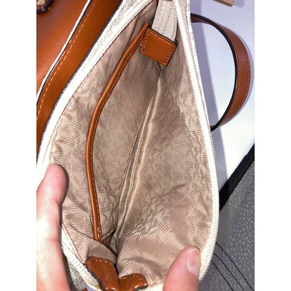 MICHAEL KORS, SMALL IVORY SIGNAURE LEATHER CROSSBODY BAG - Picture 12 of 14